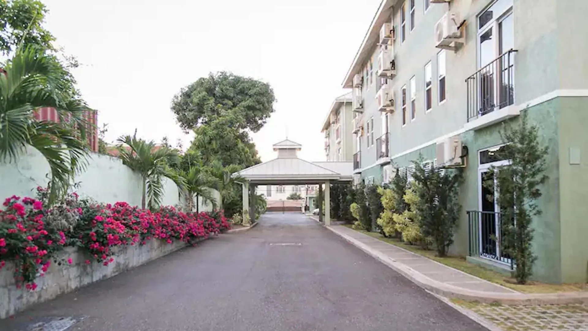 1-Bed Smart Access Condo Near Bob Marley Museum كينغستون جامايكا